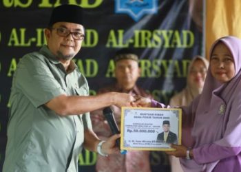 Wujudkan Komitmen Perkuat Pendidikan Keagamaan, Wakil Ketua I DPRD Provinsi Jambi Ivan Wirata Serahkan Bantuan 50 Juta Untuk MDTA Al-Irsyad