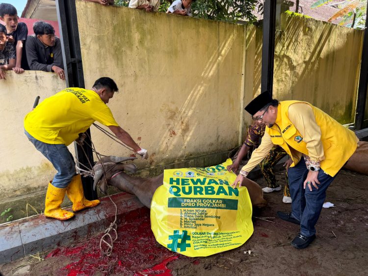 H Cek Endra dan Ivan Wirata Melihat Suasana Qurban. FOTO: UCUP