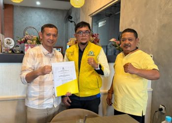 H. Cek Endra Percayakan Ivan Wirata Serahkan SK Golkar Tanjab Timur
